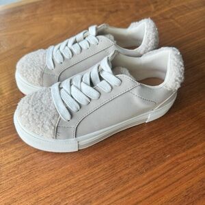 Treasure & Bond Kid’s Kamila Cozy Faux Fur Trim Sneaker. Size Kid’s 13.
